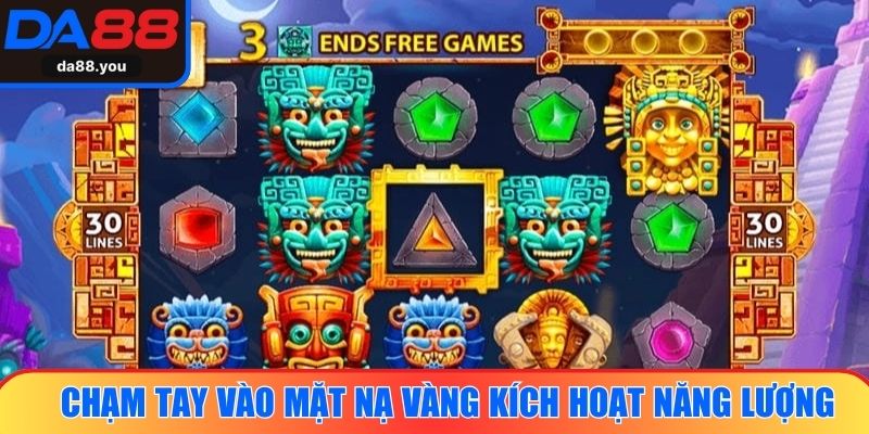 Chạm tay vào mặt nạ vàng kích hoạt năng lượng kho báu cổ đại